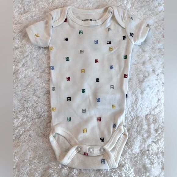 NWOT Tommy Hilfiger Newborn Onesie (0-3 Months) - Picture 1 of 4